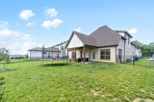 Building Photo - Large 4 bedroom home for rent in Sango!