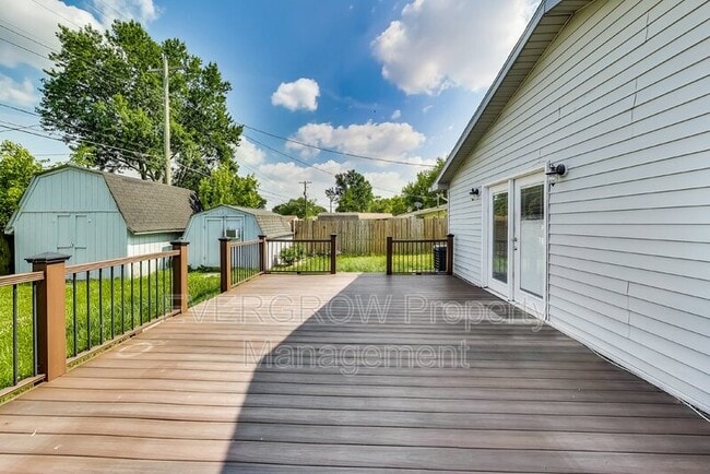 Building Photo - 205 Mooreland Dr