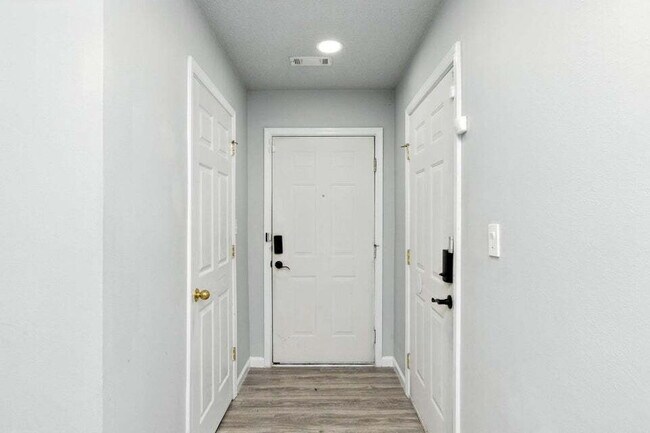 Building Photo - Charming 3-Bed, 2-Bath Townhome!