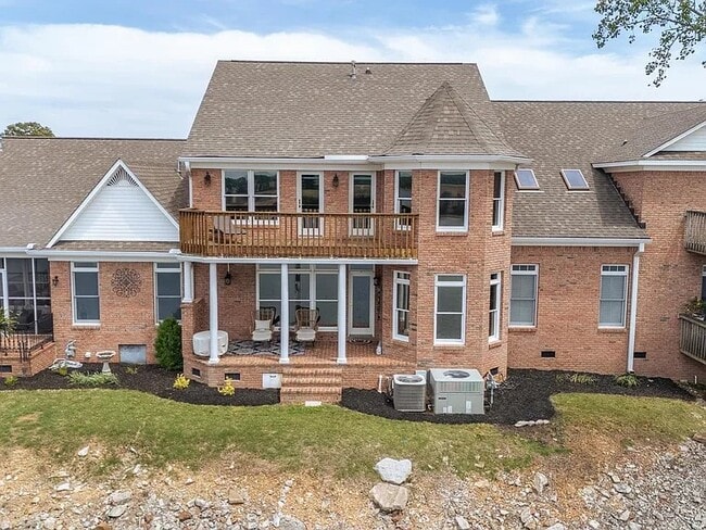 Building Photo - 3BR 2.5 BA, Towhouse with River Veiw