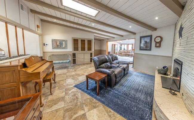 Building Photo - Stunning 4 Bed 3 Bath with a Pool!