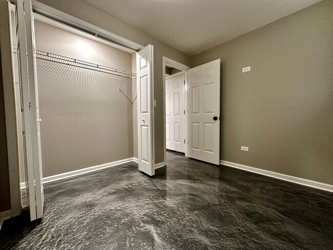 Building Photo - Amazing 4-bed Duplex by UIC