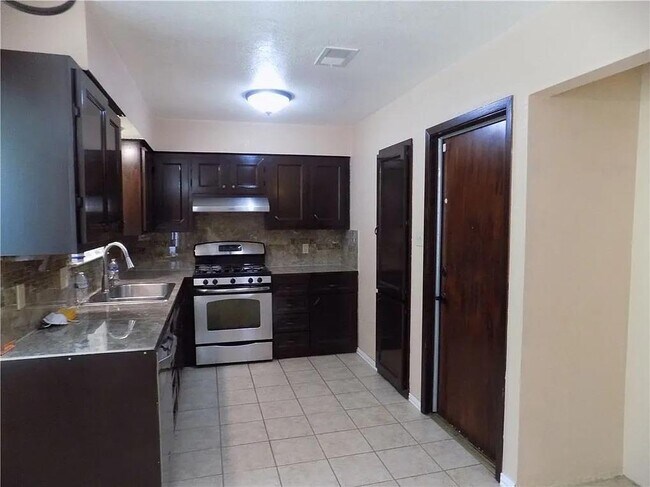 Building Photo - 8402 Leesburg Cir