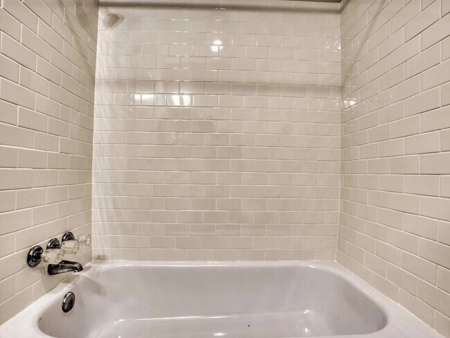 Building Photo - 530 S Bond St