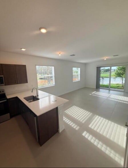 Building Photo - 147 Lakeside Lndg Dr