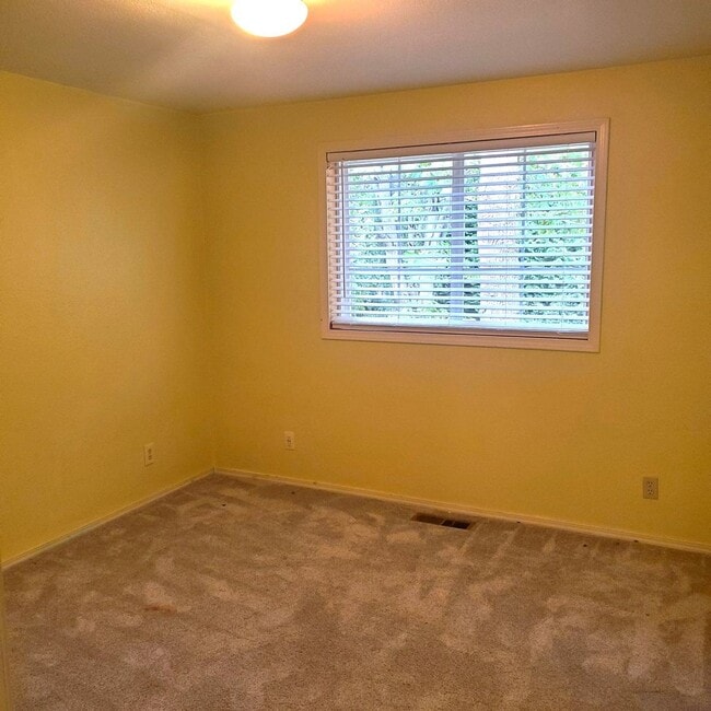 Building Photo - Spacious 4 Bedroom, 2 Bathroom Home with 2...