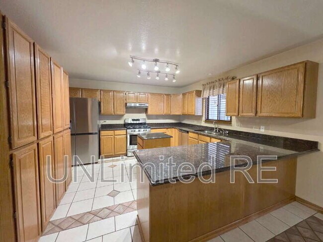 Building Photo - 2589 N Oakmont Dr