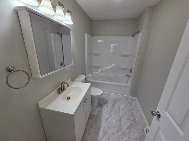 Building Photo - Cute 2 bedroom house with XL 2 car garage!