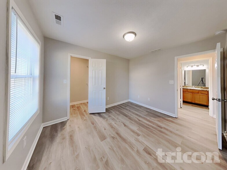 Building Photo - 4083 Magnolia Dr