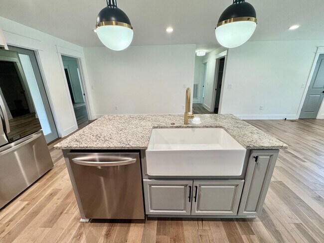 Building Photo - Fully Renovated 3 Bedroom Home for Rent in Franklin, TN Near Downtown Franklin & The Factory