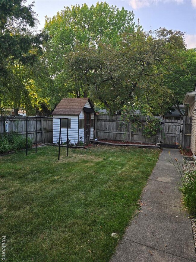 Building Photo - 2310 Cumberland Dr