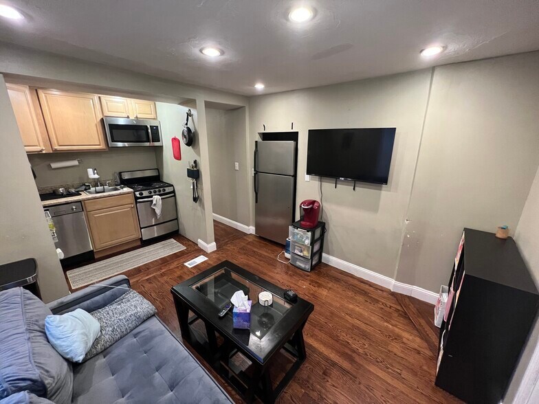 Building Photo - 735 Somerville Ave