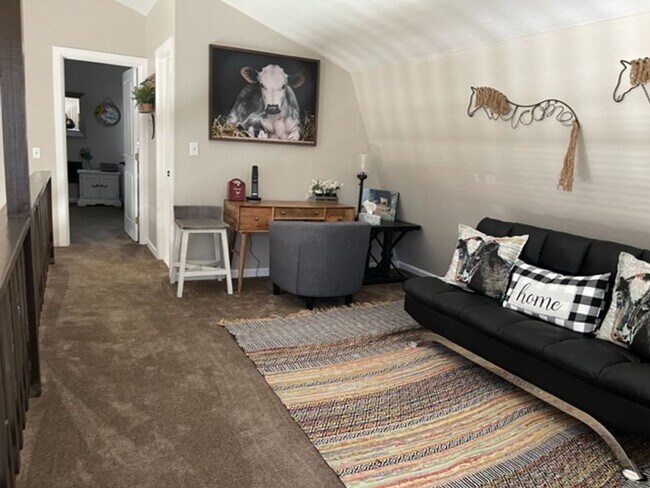 Building Photo - 2 BEDROOM 2 BATH+ LOFT - HORSE PROPERTY - FURNISHED