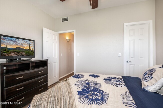 Building Photo - 6655 N Canyon Crest Dr