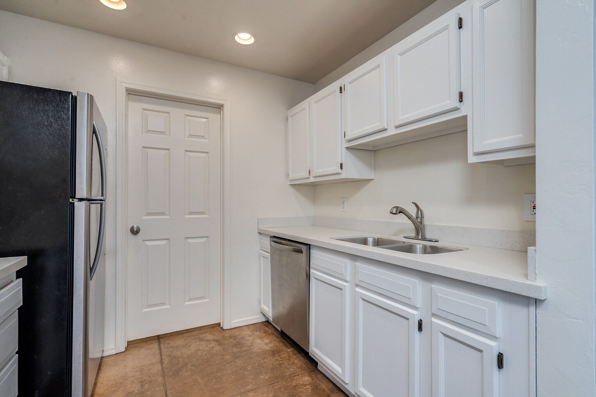 New stainless steel dishwasher - 3138 E Adams St