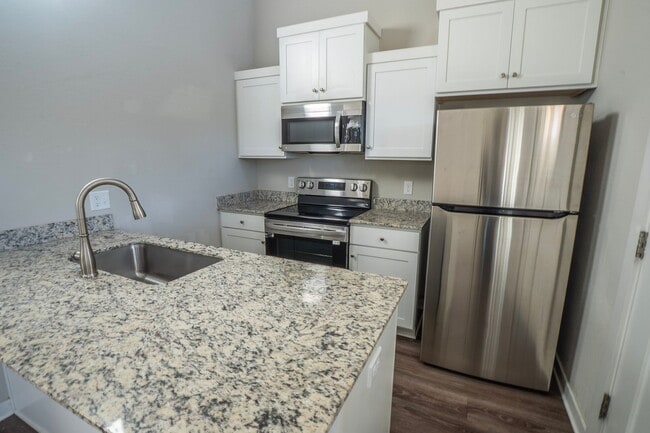 Building Photo - 2 Bedroom 2 Bath home located in Fayetteville!