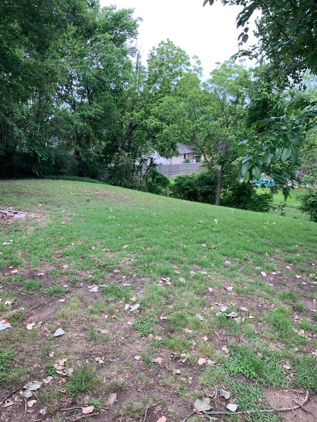 Building Photo - 2800 Shoreline Dr