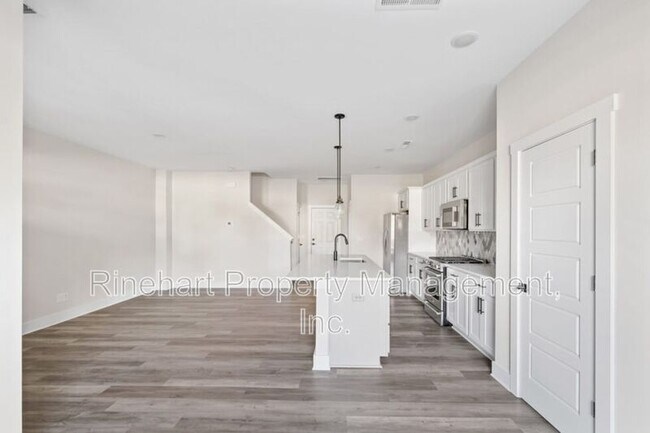 Building Photo - 676 Melville Dr