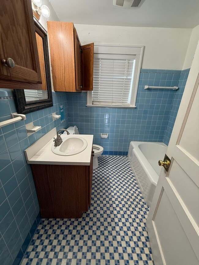 Building Photo - 4/3 House off of Bellevue! Available August 2026!