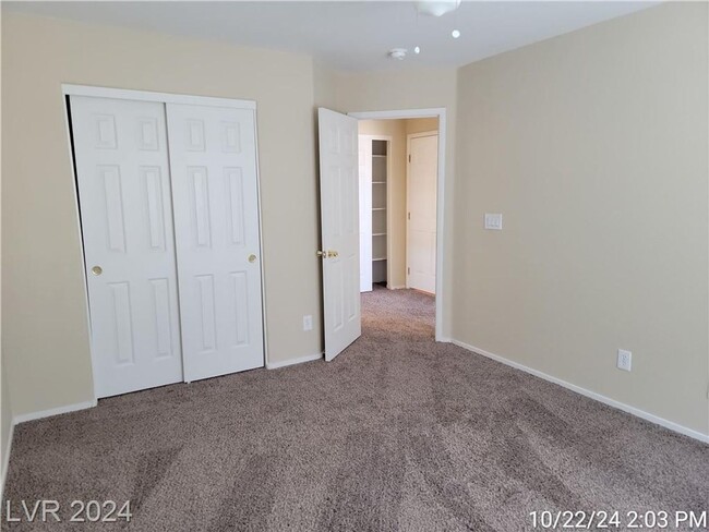 Building Photo - FANTASTIC SE TOWNHOME IN GATED COMMUNITY!!