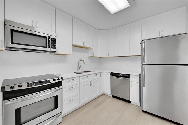Building Photo - 2801 N Palm Aire Dr