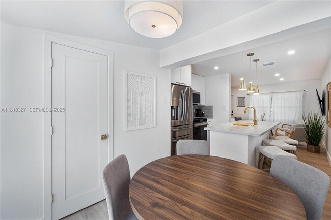 Building Photo - 12325 NE 11th Pl