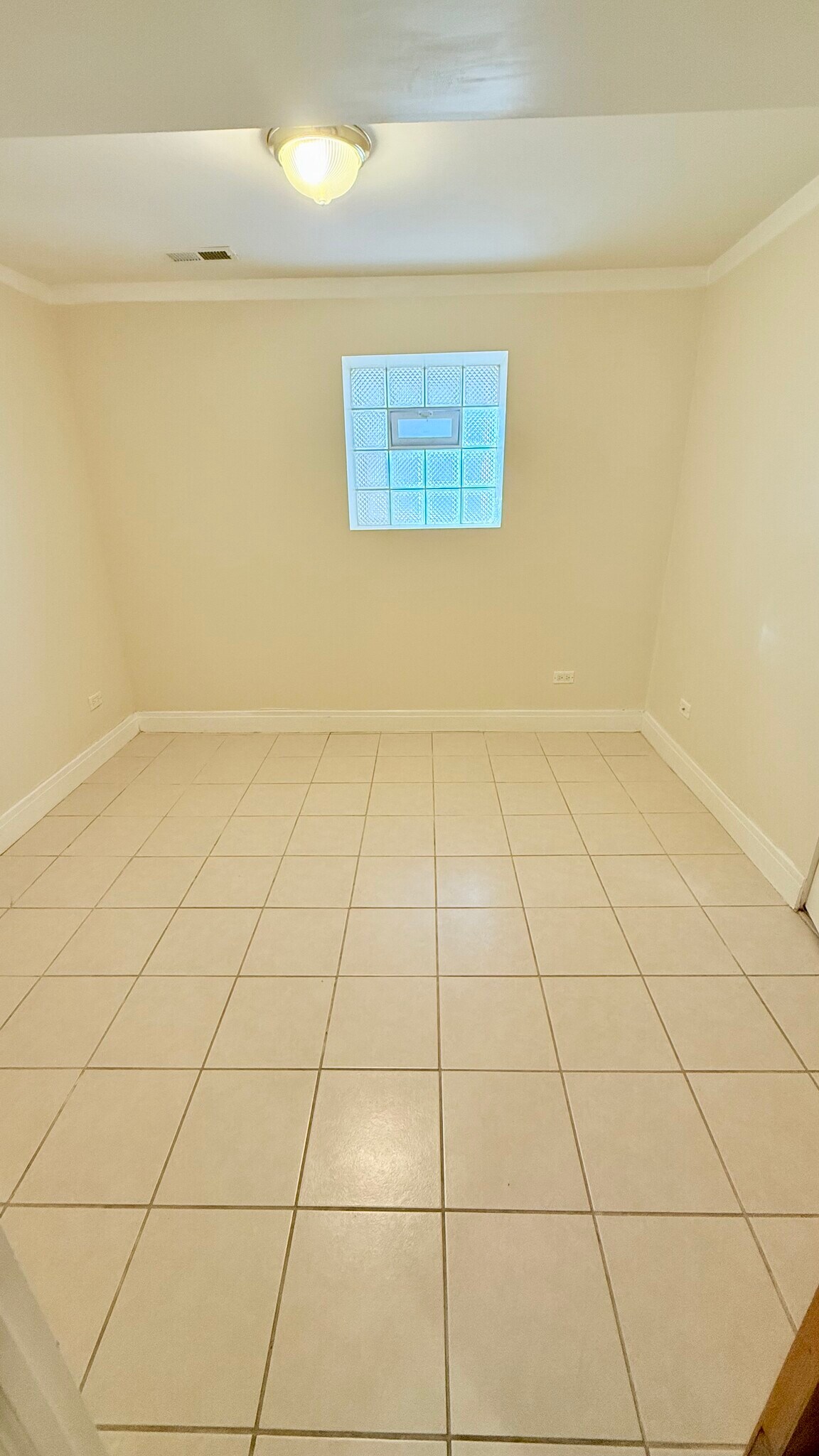 Building Photo - 5843 W Warwick Ave