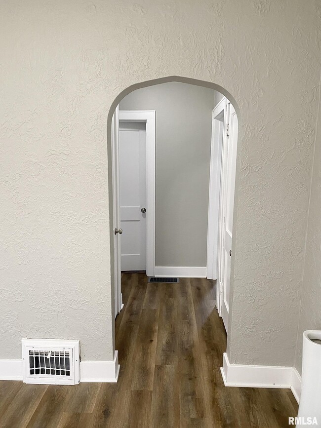 Building Photo - 303 Central St