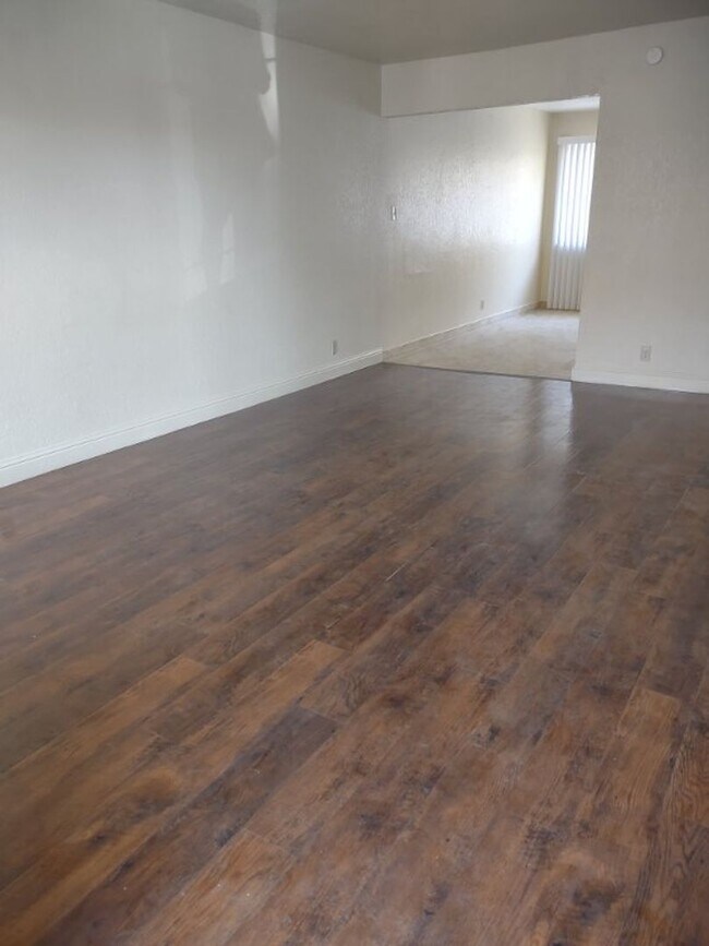 Building Photo - Refurbished 2bd Apartment in 4-Plex Building