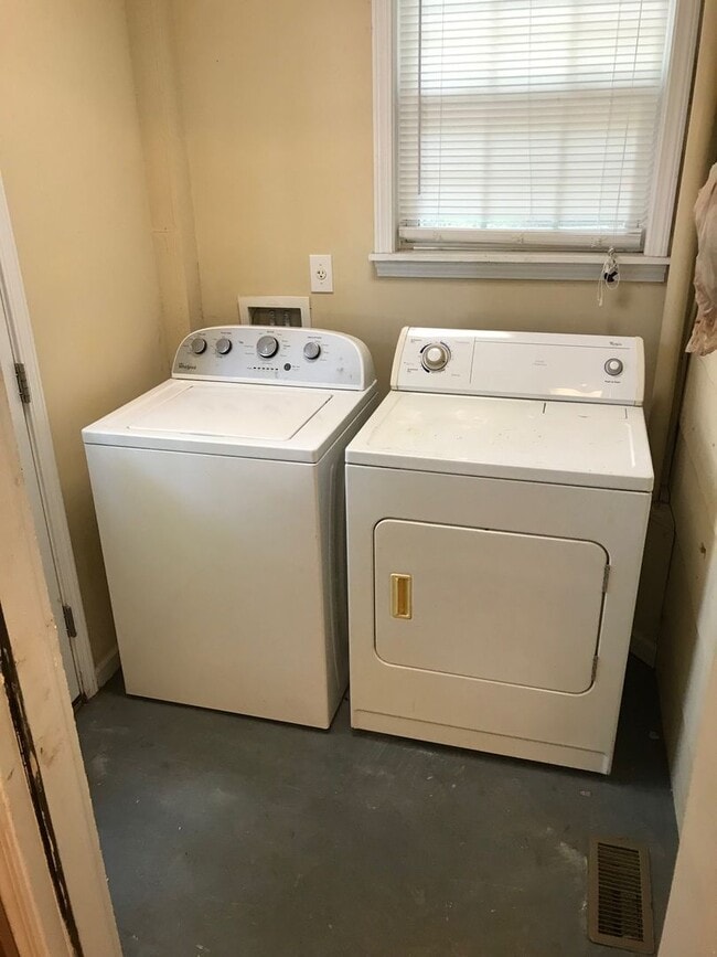 Building Photo - Three Bedroom in the Heart of Five Points