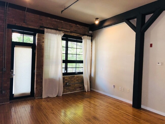 Building Photo - BEAUTIFUL 2 BEDROOM 2 BATH DOWNTOWN SLC HO...