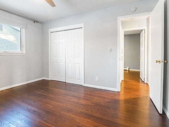 Building Photo - Open and Updated 2-Bed Home with Granite & Hardwood  in Arden Hills!"