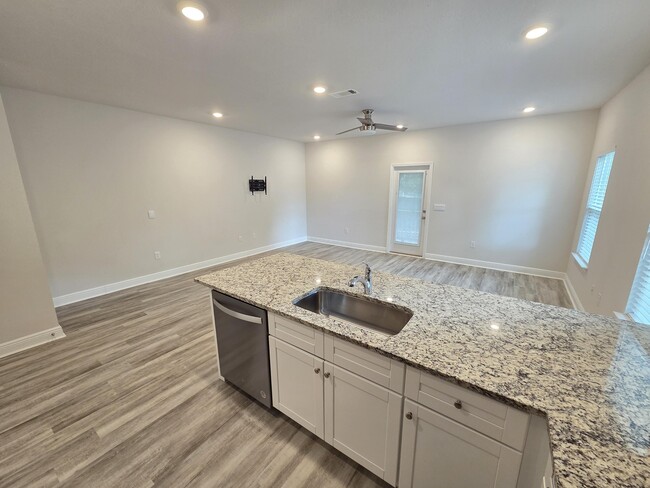 Building Photo - 1030 McLaren Cir