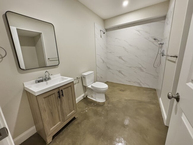 Building Photo - 40 Waverly St