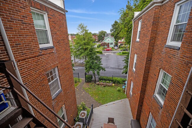 Building Photo - 821 Brandon Ave