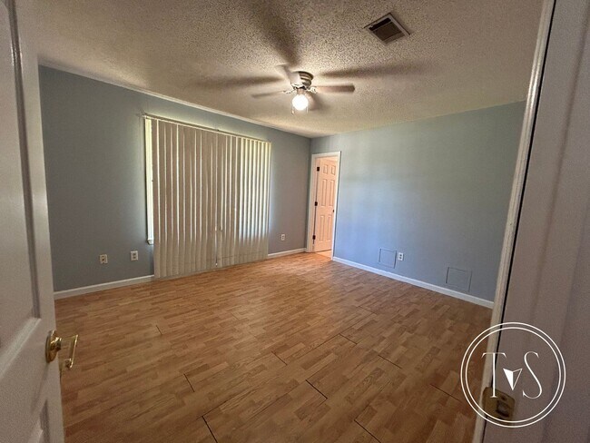 Building Photo - 1012 Farr Ct