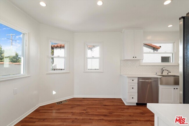 Building Photo - 3154 W 74th St