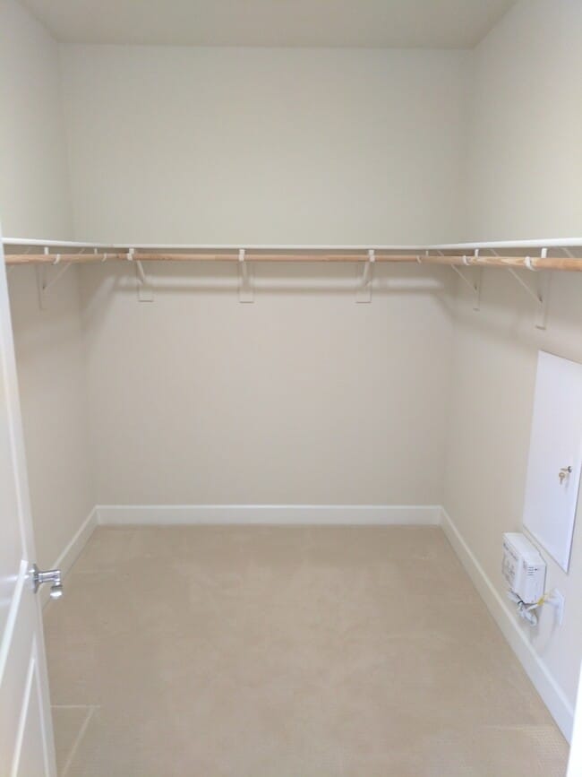 Building Photo - Luxury 3 bedroom 3 bath located in great a...