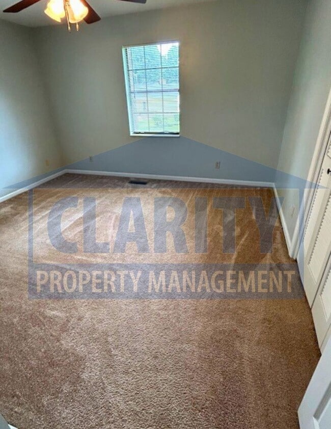 Building Photo - Great one level home with double garage!