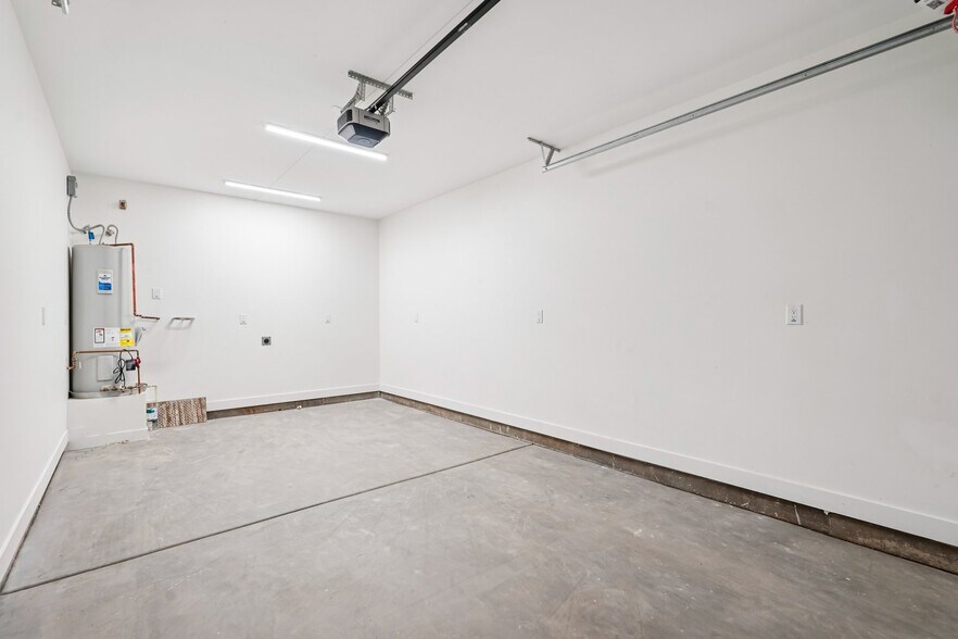 Building Photo - 910 E Roma Ave