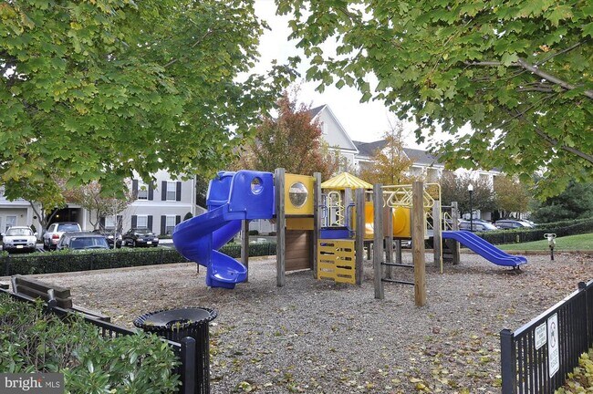 Building Photo - 422 Sheila St