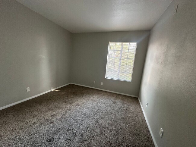 Building Photo - Great location, cute 3 bedroom condo