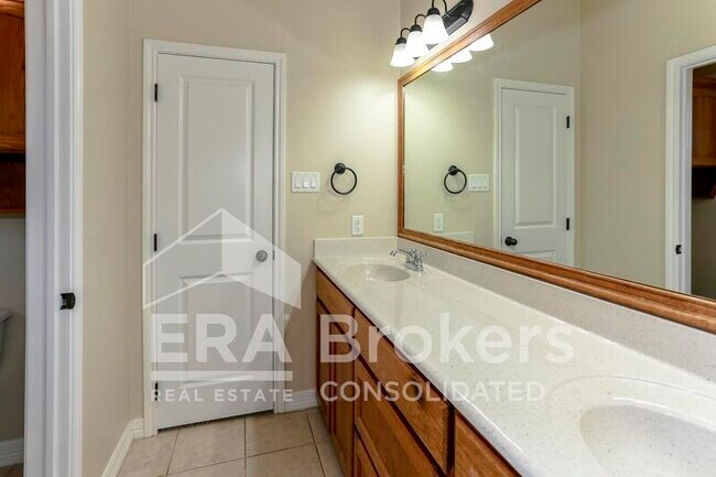 Building Photo - 2013 Drawbridge Dr