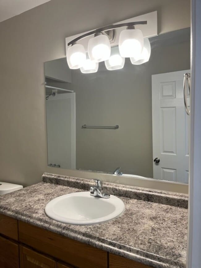 Building Photo - Charming 2 bedroom/1 bathroom apartment ne...