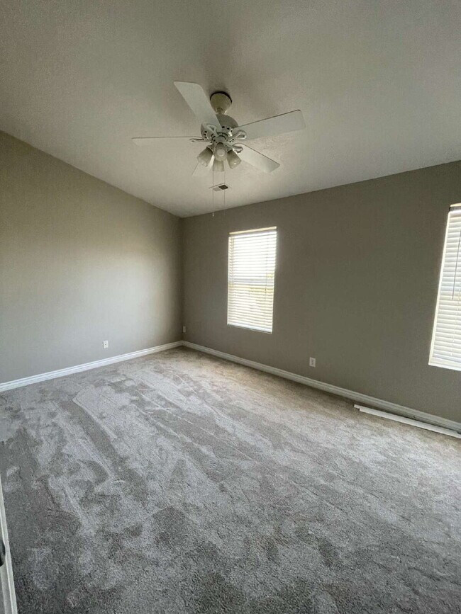 Building Photo - "Chic 3-Bed Townhouse with Scenic Views & ...