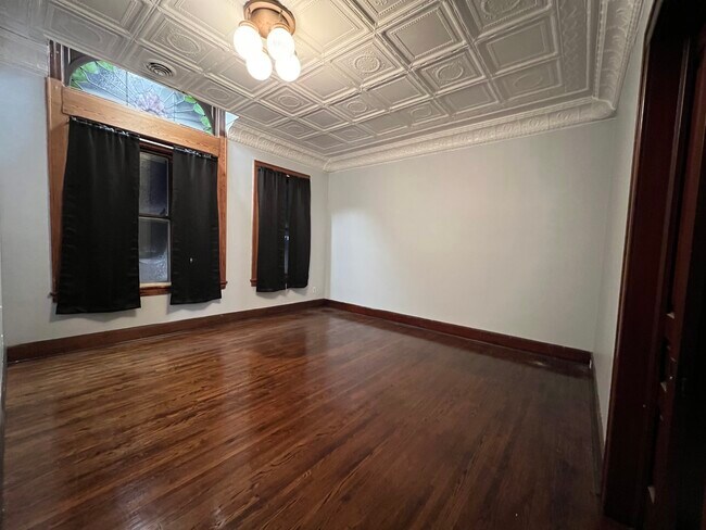 Main bedroom - 506 W Sheridan Ave