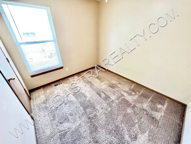 Building Photo - Spacious Gardner Duplex-Available in NOVEM...