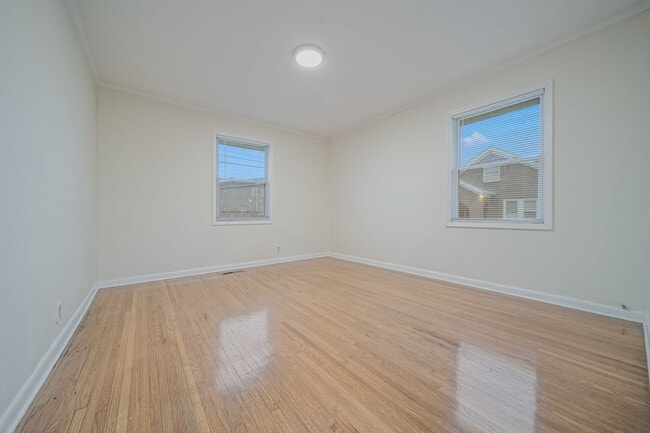 Building Photo - Spacious & Newly Renovated 5-Bedroom Home Available May 9!