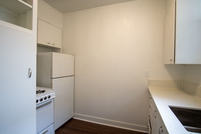 Building Photo - John's Landing: Updated Garden Level 1-Bed-Close to OHSU!