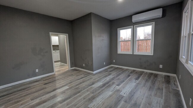 Building Photo - 410 E 6th St